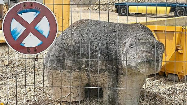 Der alte Eisbär aus Naturstein im Freibad Ingolstadt war grau geworden, rissig, brüchig und alt